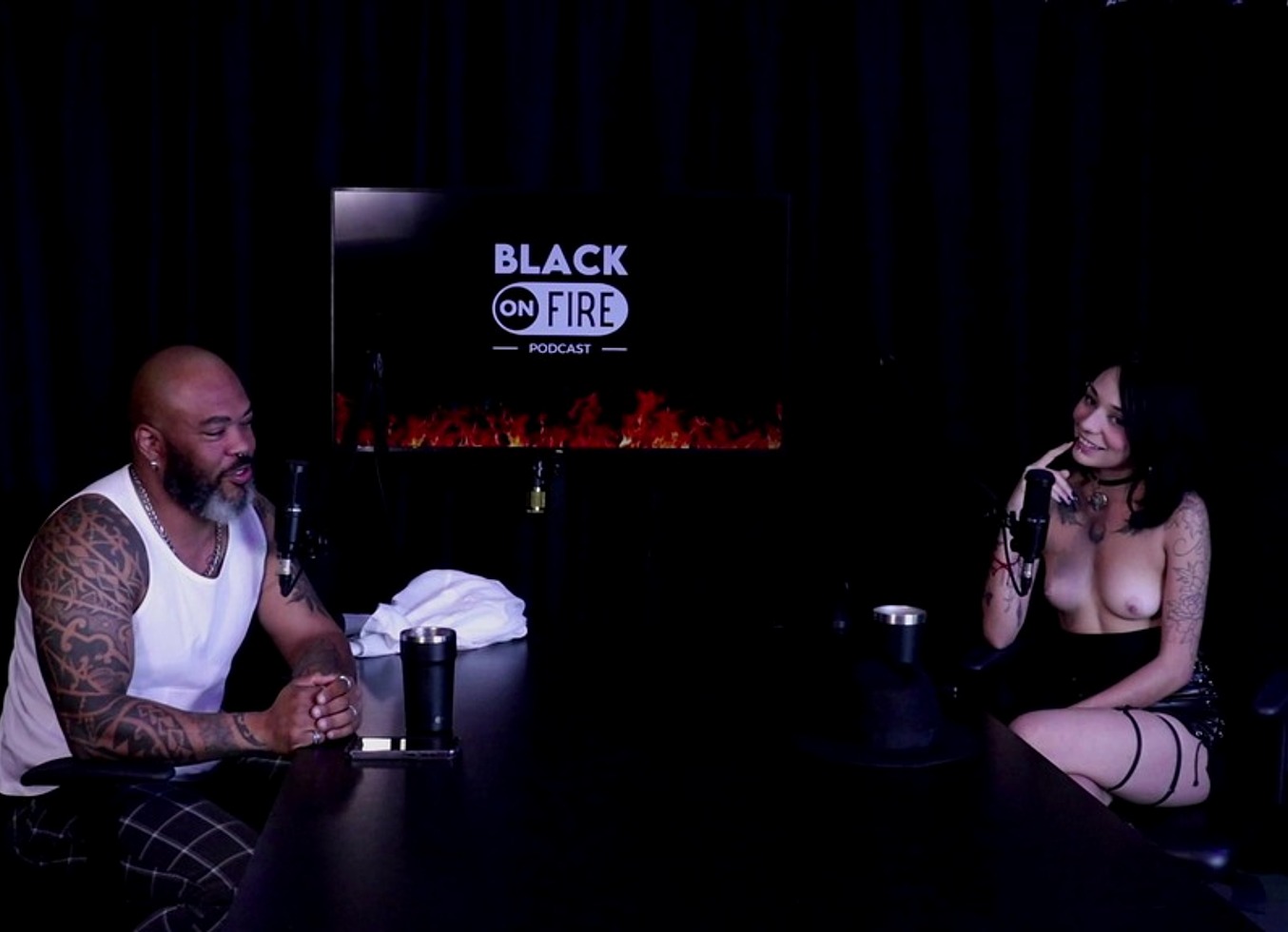 Safada Mostra Seus Peitos Apos Exibir Suas Tatuagens, E Falar Sobre O Homem Engoliu Seu Piercing Em Um Programa - Paty Raven (Watch On: Sheer/Red)