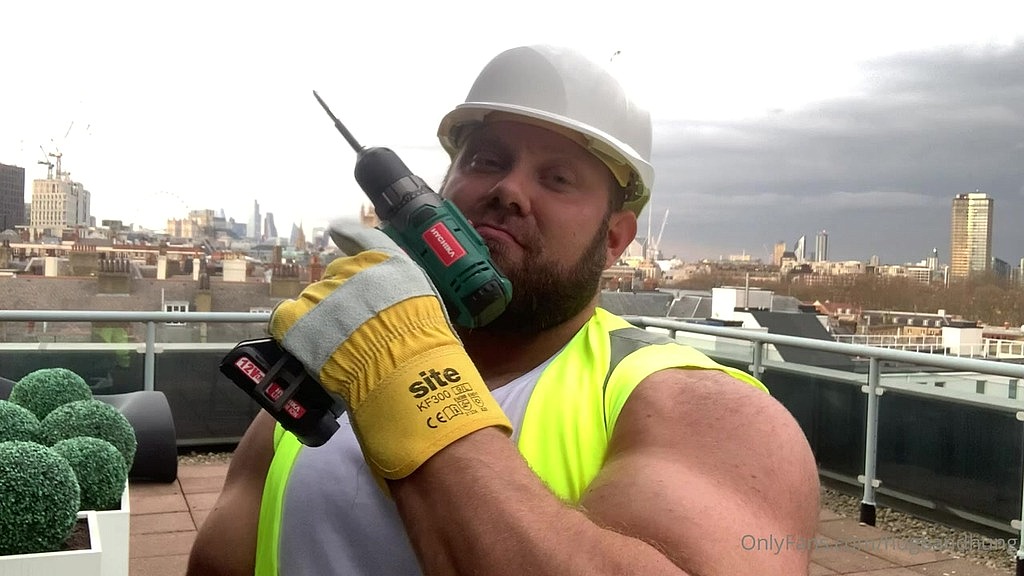 builder solo flexing on site (JackStacked) builder solo flexing on site (JackStacked)