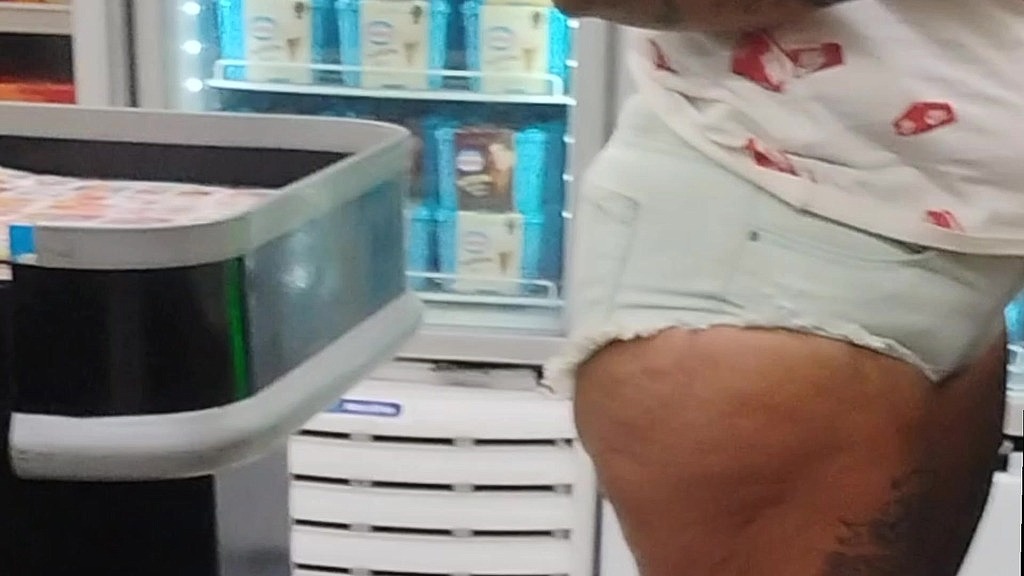 se exibindo feliz pois o amante vai visitar mais tarde (Grazy Sapeca, Bruno Sapeca, Pirata) se exibindo feliz pois o amante vai visitar mais tarde (Grazy Sapeca, Bruno Sapeca, Pirata)