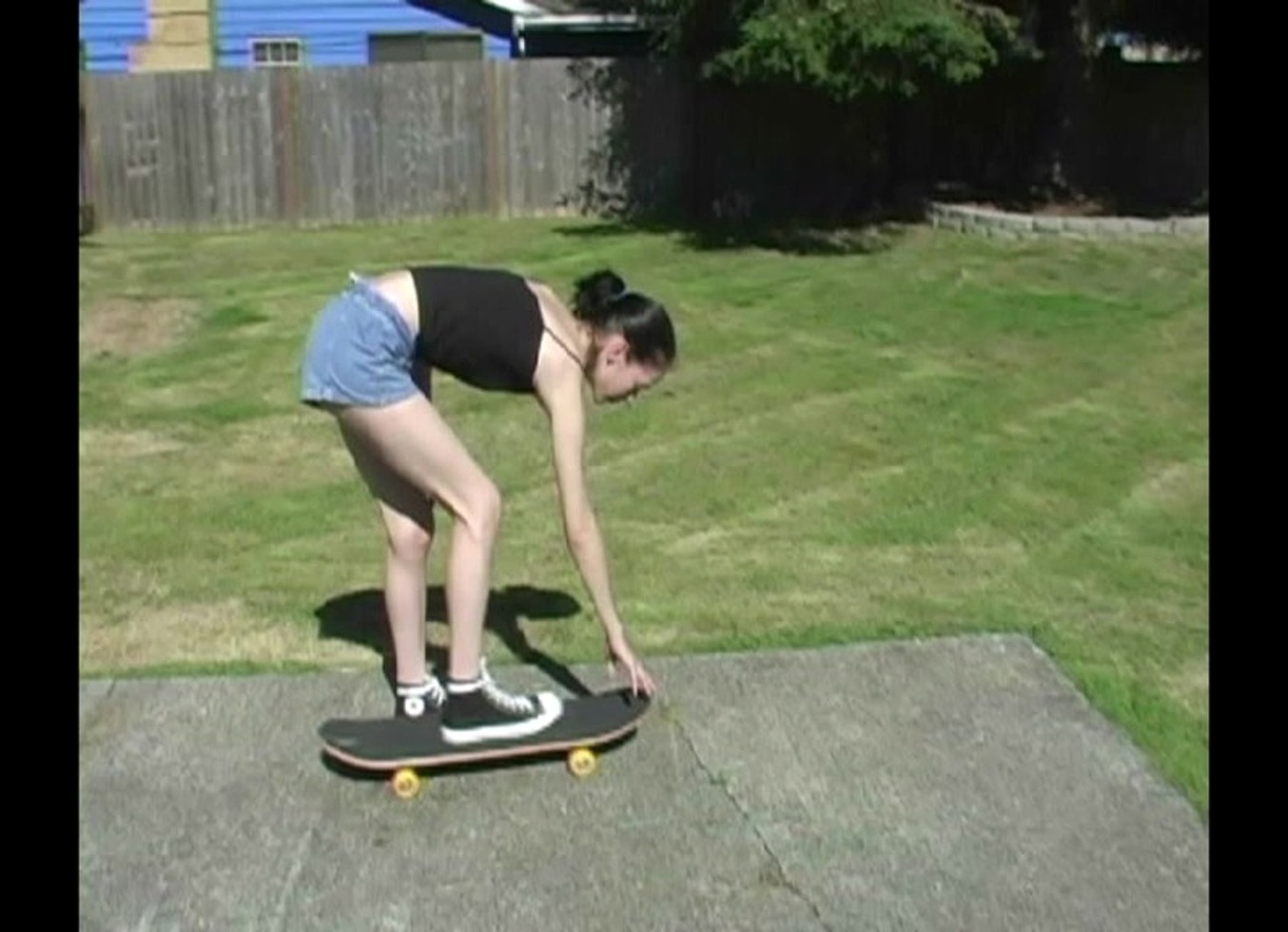 Zoe Amateur Skater Shows Her Pierced Nipples & Flashes Pussy