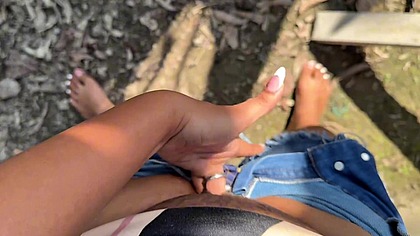 no aguante las ganas y me masturbo en el camino de los vecinos