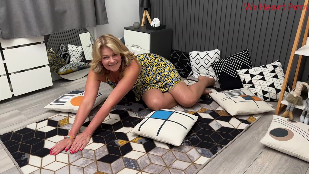 cock sucking mature slut in fishnet stockings sucks cock in pov