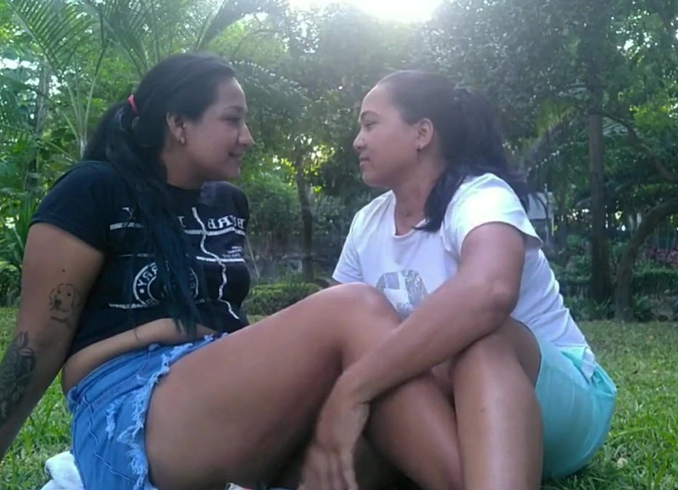 Vecinas Lesbianas Se Manosean Y Frotan Sus Conos En El Parque A Plena Luz Del Dia