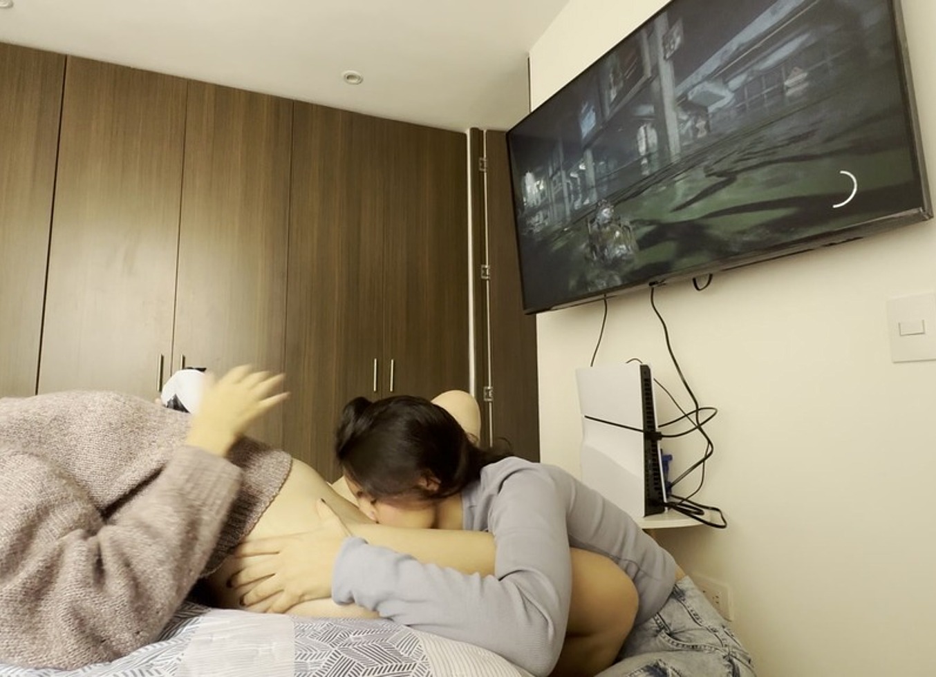 Le Enseno A Ser Lesbiana A Mi Mejor Amiga Mientras Juega Playstation