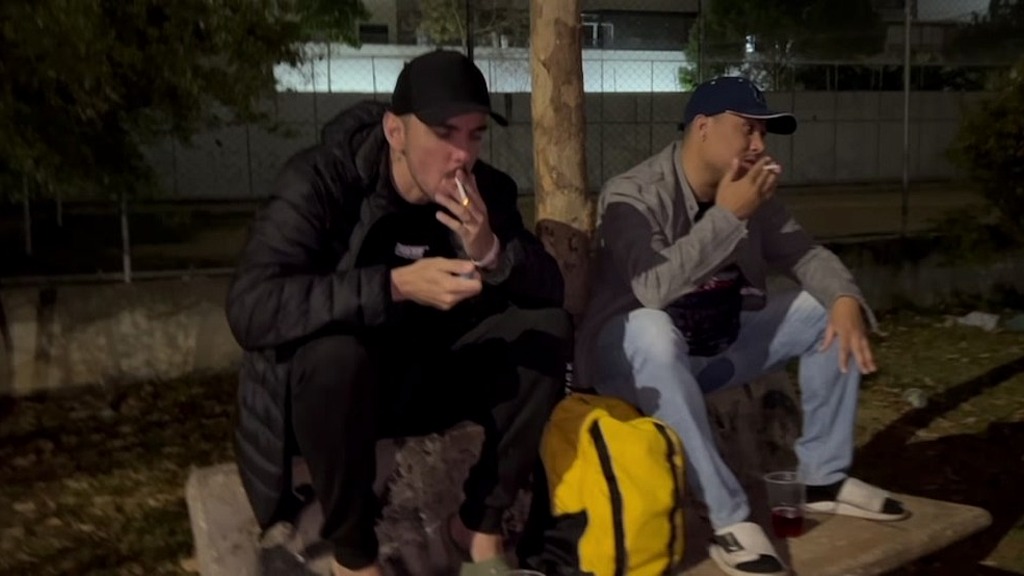 amigos foram beber na quadra e cabaram na broderagem ate que derrepende apareceu um morador de rua que deixou tudo mais interessante (Kaio Dias,Fabio C Lourdes) amigos foram beber na quadra e cabaram na broderagem ate que derrepende apareceu um morador de rua que deixou tudo mais interessante (Kaio Dias,Fabio C Lourdes)