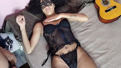 Assim que minha enteada me paga as aulas de cavaquinho.