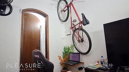 Gostoso da pica gigante me comeu no banheiro.