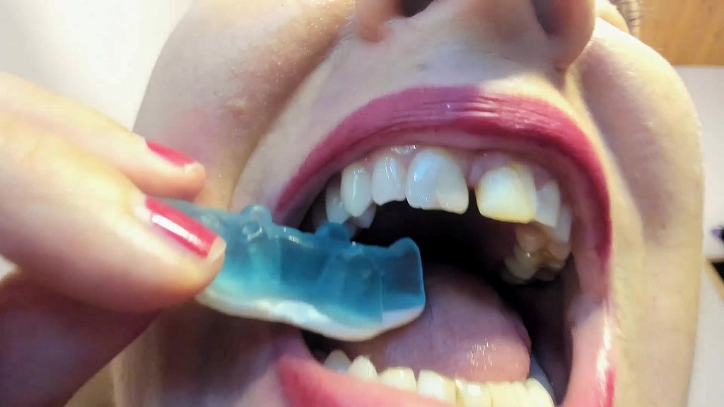 sharp big teeth eat hard candy and gummies - hardcore vore (Nicoletta Embassi) sharp big teeth eat hard candy and gummies - hardcore vore (Nicoletta Embassi)