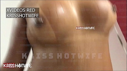 Kriss Hotwife Fazendo exercicios pelada e bem suadinha.