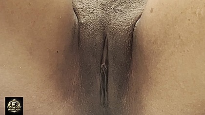 Young African mama goes raw pussy display