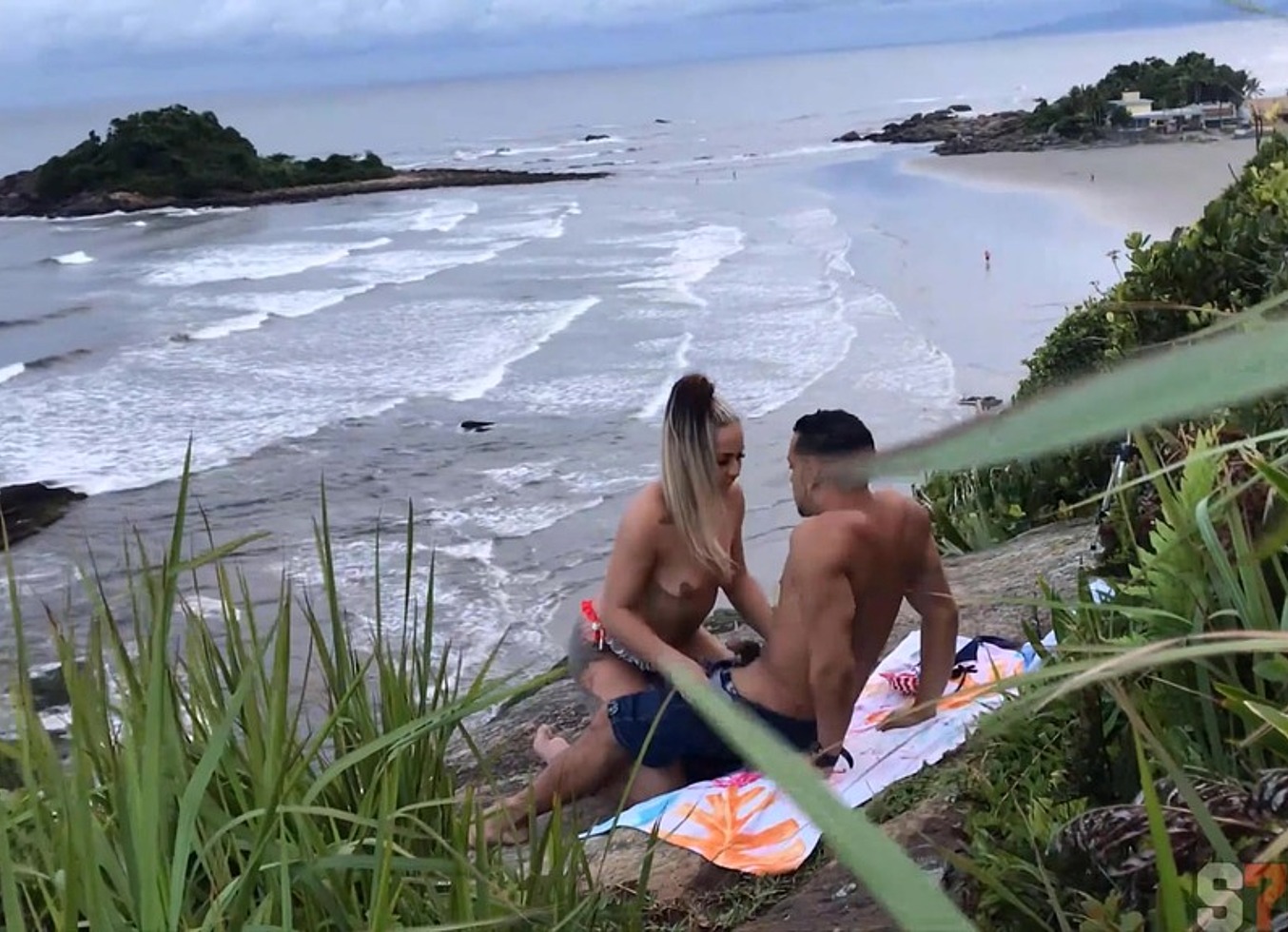 Transei Com A Loura Gostosa Na Praia E Fomos Pegos No Flagra