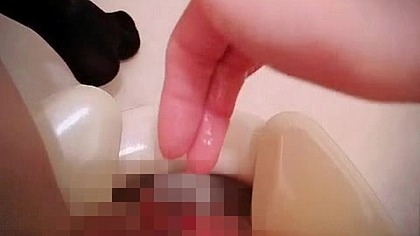 男友達宅のトイレでこっそりオナニー