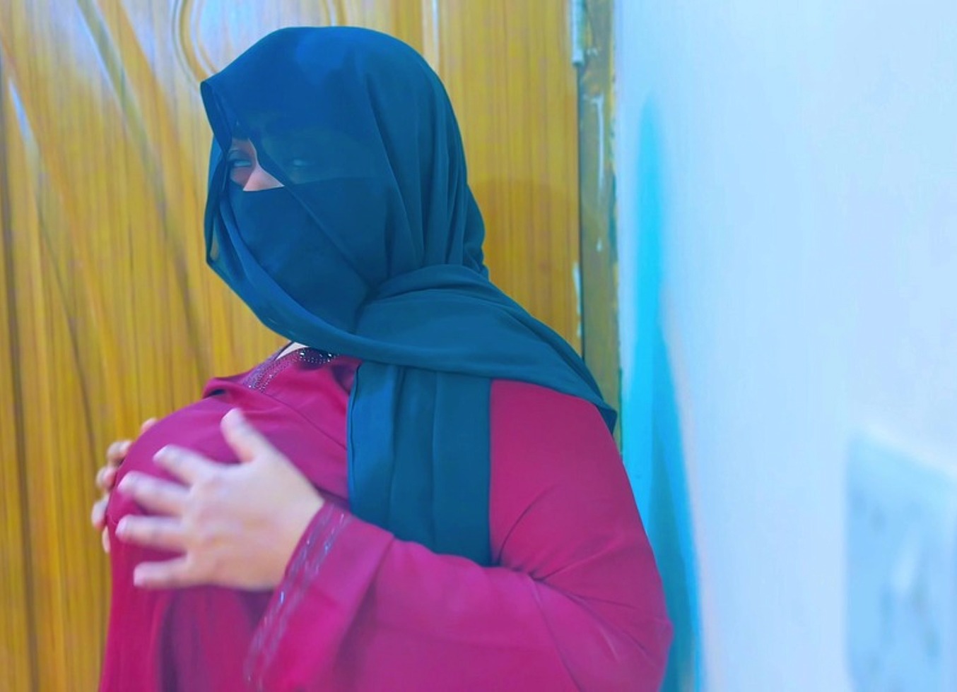 Egyptian Hot Maid Gets Super Horny & Start Masturbat In Office Room & Boss Start Handjob By Saw Her