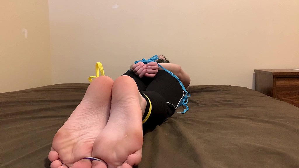 EmoDream1998, Davecdn: un'adolescente legata si fa usare i piedi (AnalVids.com) tied teen gets her feet used (EmoDream1998, Davecdn)