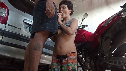 Botei a sapatao para mamar na garagem enquanto minha mulher esta a vendo tv com a mulher dela