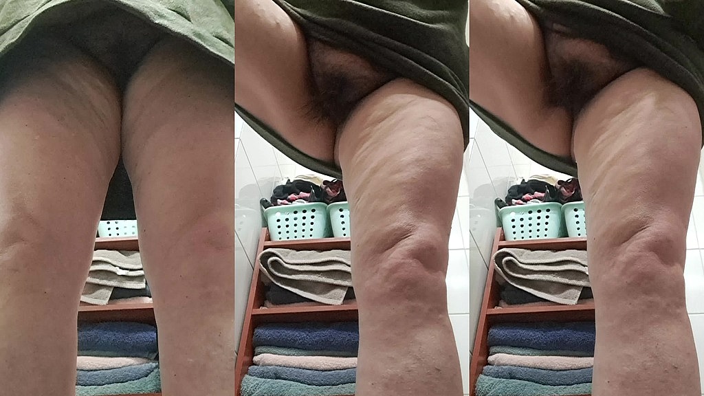 зріла матуся показує її волохату кицьку під спідницею (Monsecarvajal) mature milf showing her hairy pussy under her skirt (Monsecarvajal)