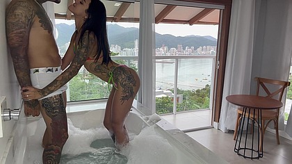 Fudendo muito de na jacuzzi de frente para o mar | COMPLETO