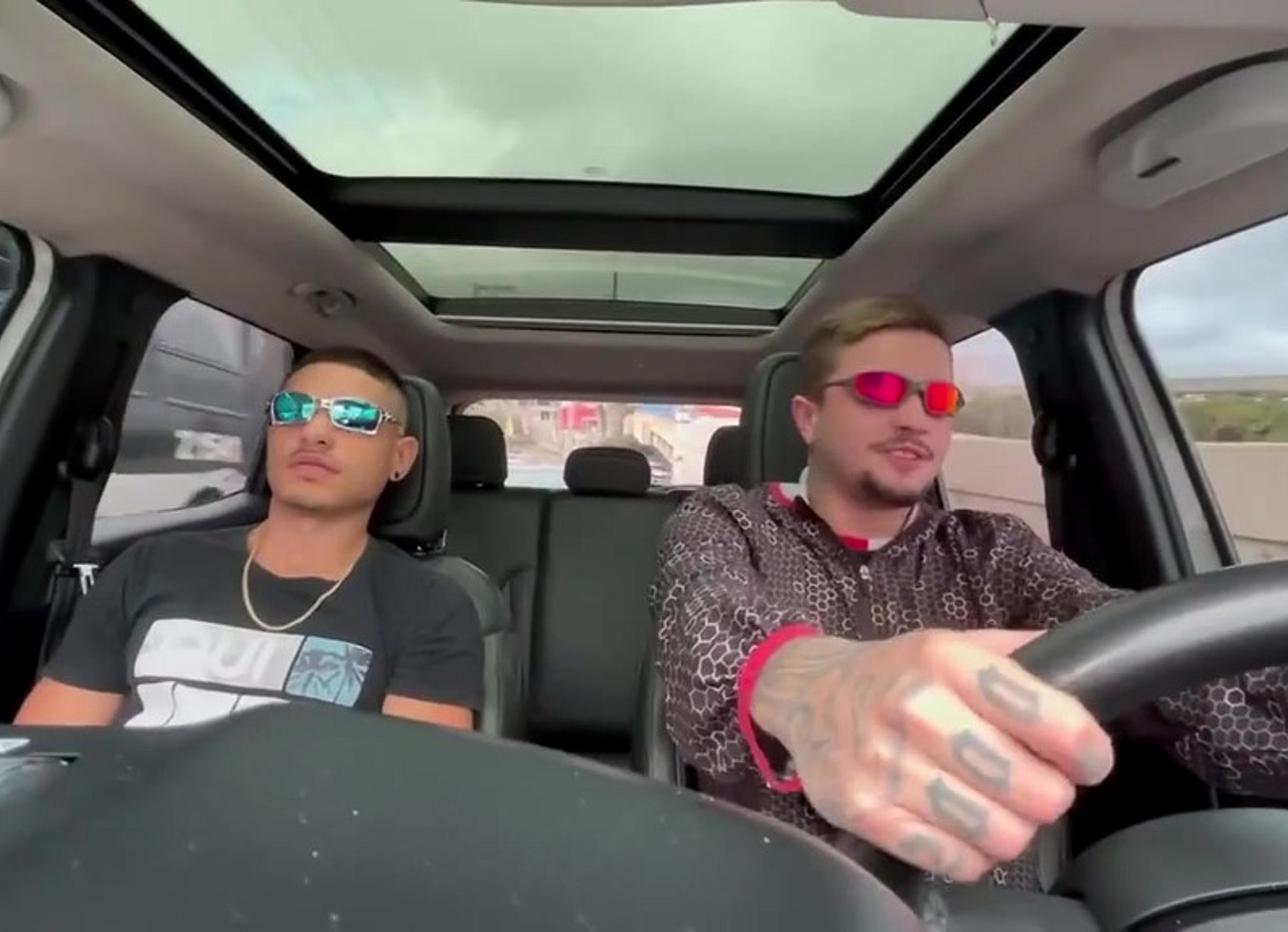 Peguei Uma Carona Com Um Amigo E Ele Acabou Me Comendo No Carro E Gozando Na Minha Cara. - Completo