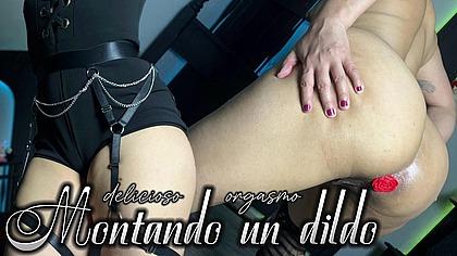 Montando riquisimo un dildo | Astarioth