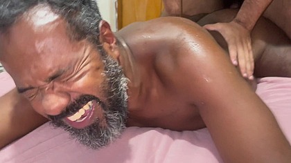 O Vizinho Coroa PAUZUDO veio aqui em casa trocar uma lampada e acabou me comendo comendo o DOT grande e grosso.