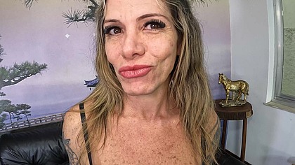 Aos 51 anos ela incia e faz seu primeiro video e sua primeira DP