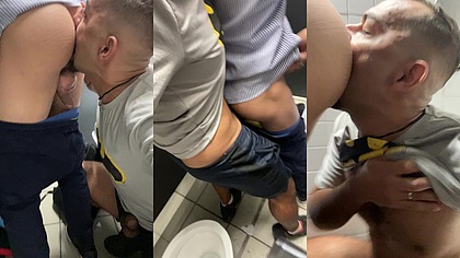 O funcionario do escritorio nao tem escolha a nao ser, da o cuzinho para o novo funcionario contratado, que ja conhecia sua vida antes da empresa.