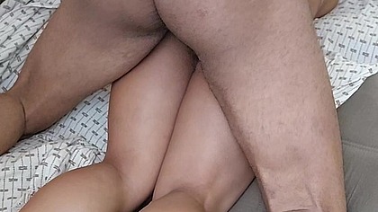 Enfiou a rola bem fundo na bucetinha da loira cavala e depois mostrou como ficou bem arrombada pra camera