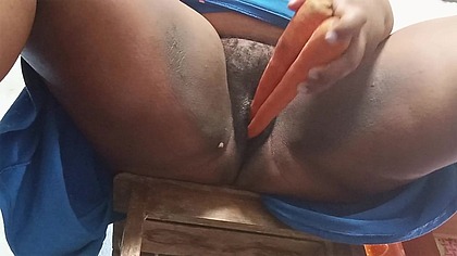 Dona de casa evangelica fazendo dupla penetracao mantendo duas cenouras na buceta