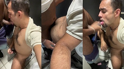 Homens com tesao fudendo no banheiro da academia.