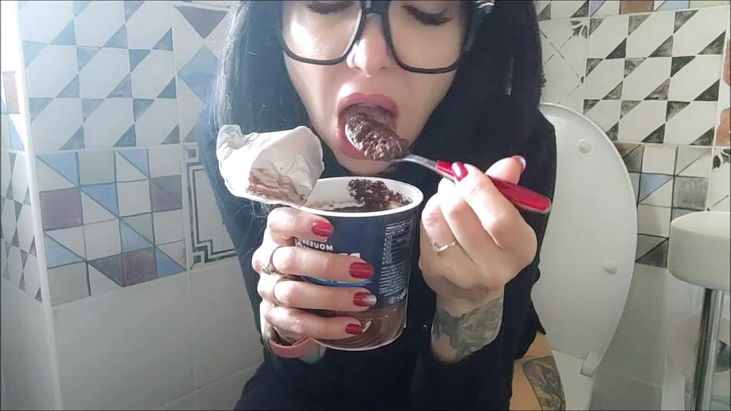 i eat my chocolate on the toilet (Blackwidow, Chantal channel) i eat my chocolate on the toilet (Blackwidow, Chantal channel)