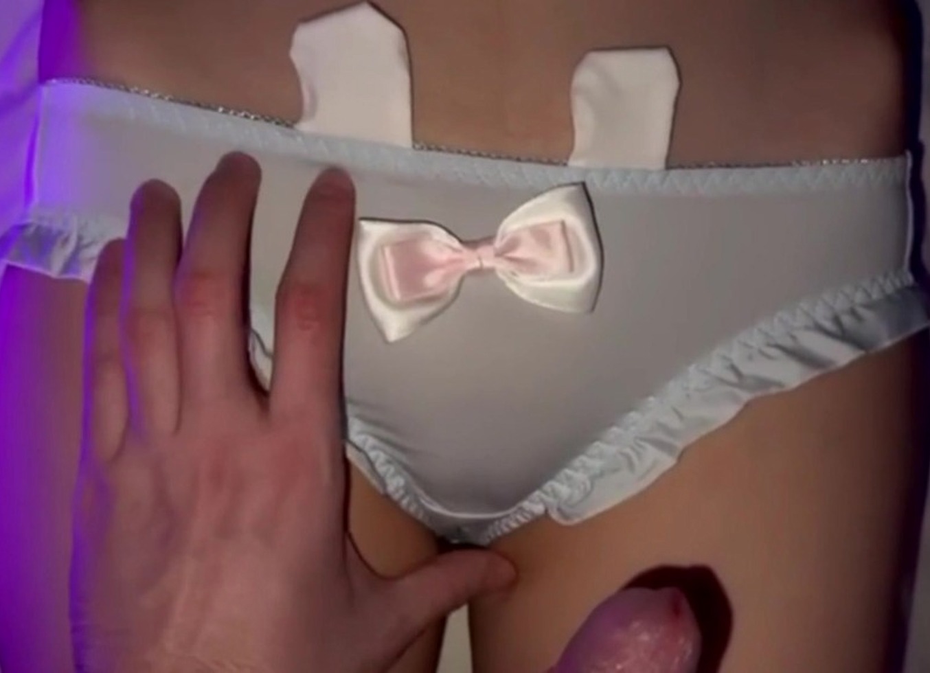 El Cono Mas Caliente Frotando Y Frotando Corrida En Las Bragas Pervertidos De Un Companero De Cuarto