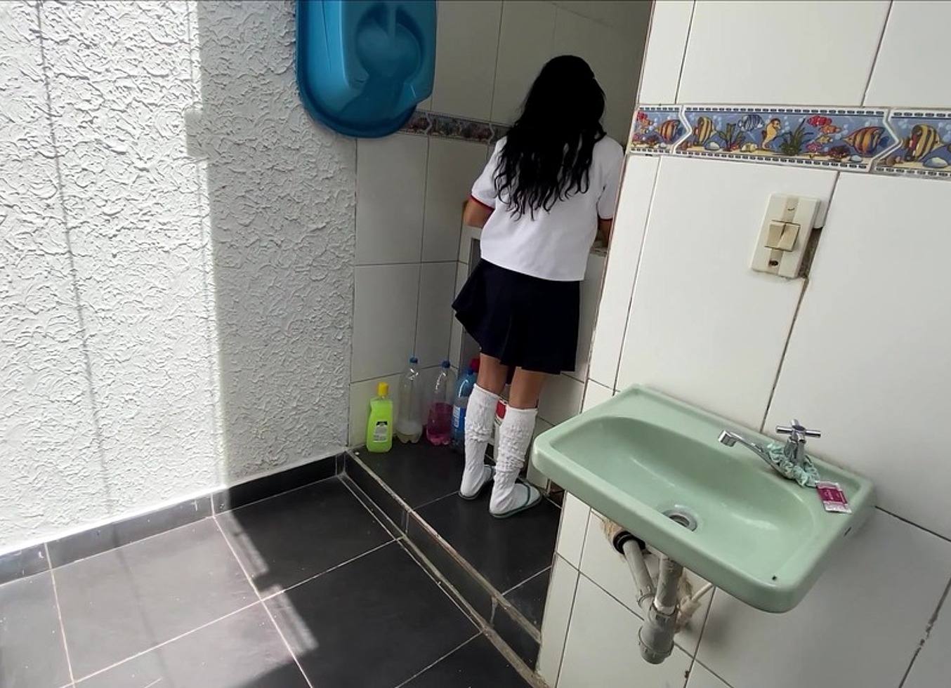 Padrastro Pervertido Encuentra A Su Petite Hijastra De 18 Anos Lavando Sus Bragas Y Le Clava La Verga Directo Al Cono Hasta Cubriela De Semen