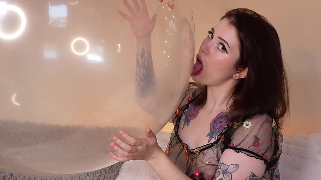 transparent balloon kissing (Stacy Moon) transparent balloon kissing (Stacy Moon)