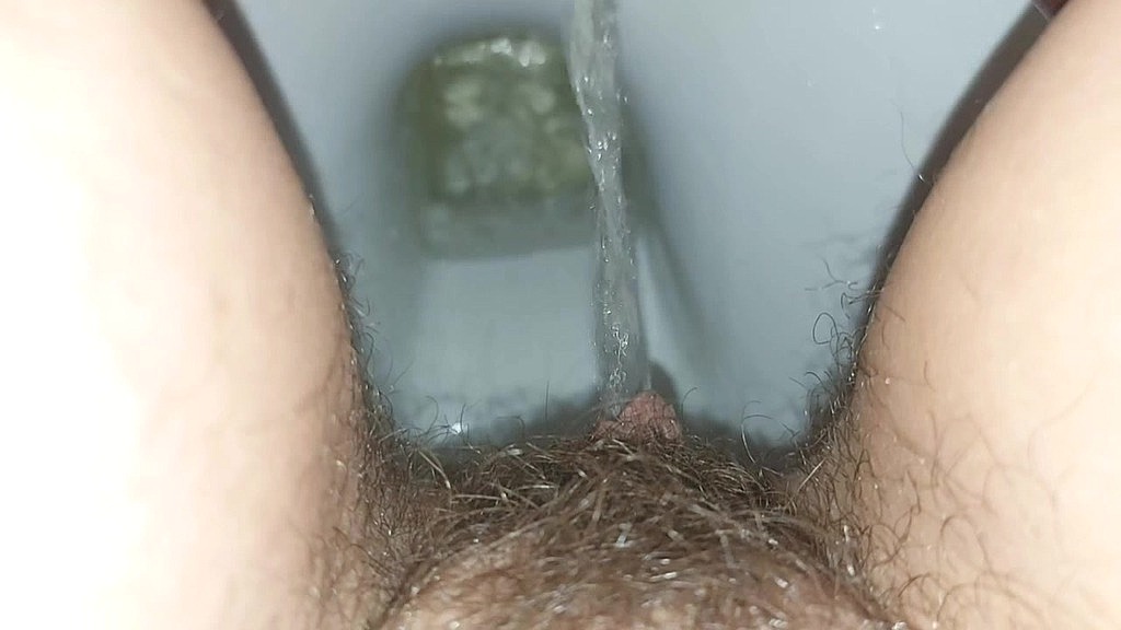 backstage . milf pissing (GinnaGg) backstage . milf pissing (GinnaGg)