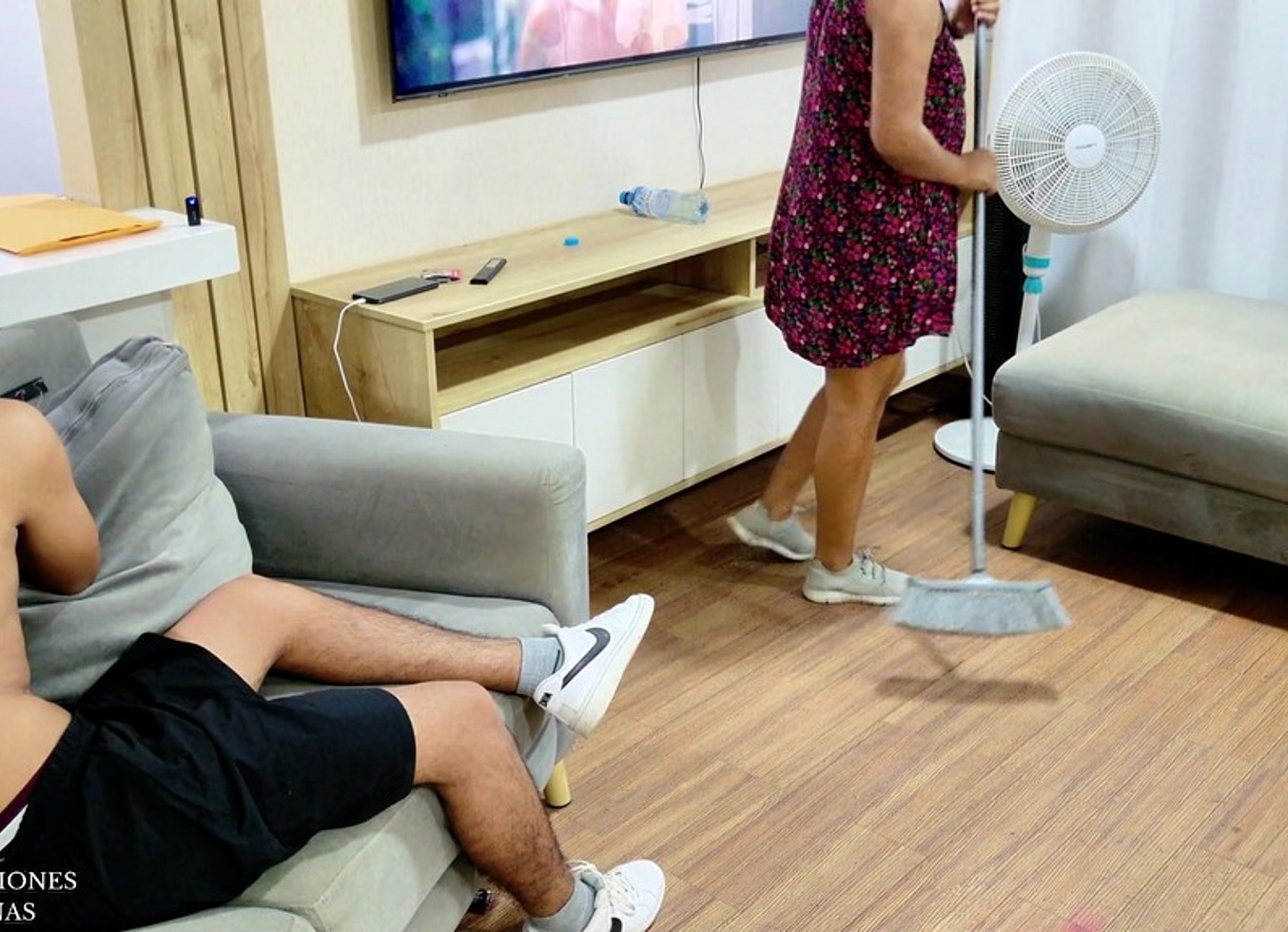 Padrastro E Hijastra Se Follan A La Empleada Domestica De 18 Anos