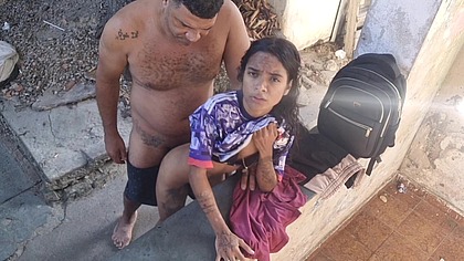 Camera externa flagra sexo em familia, padrasto fode cu da sua pequena enteada no quintal de casa.