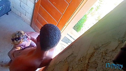 Ursinho tatuado dando o cuzinho bem gostoso no sofa (COMPLETO NO RED)