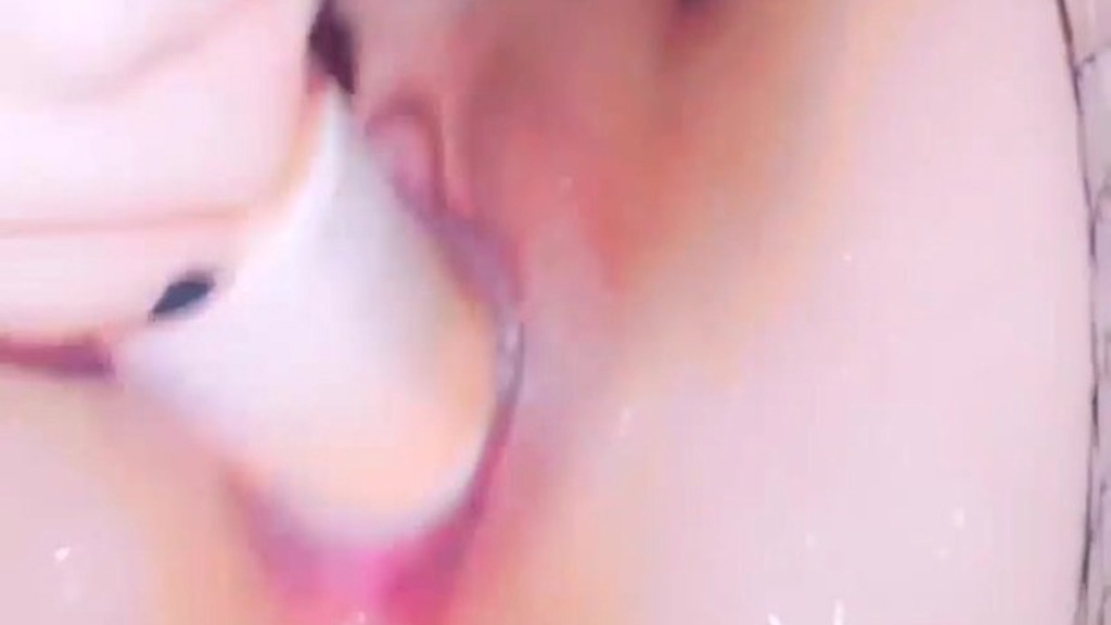 estaba muy caliente y meti un desodorante hasta tener un squirt ?? (Alexxabut) estaba muy caliente y me meti un desodorante hasta tener un squirt ?? (Alexxxabut)