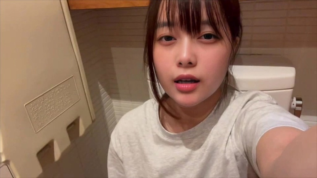 隣の部屋でト◯レしてる人がいるのに壁越しに激しくオナニーしてイキまくりました… (Momoka) 隣の部屋でト◯レしてる人がいるのに壁越しに激しくオナニーしてイキまくりました… (Momoka)