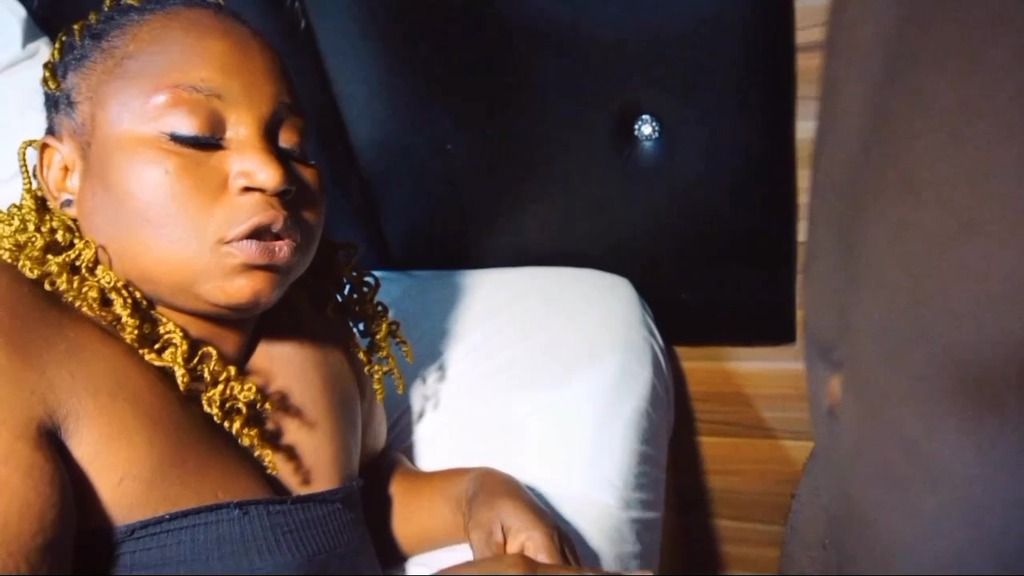 mummy of lagos getting stroked by a pussy digger