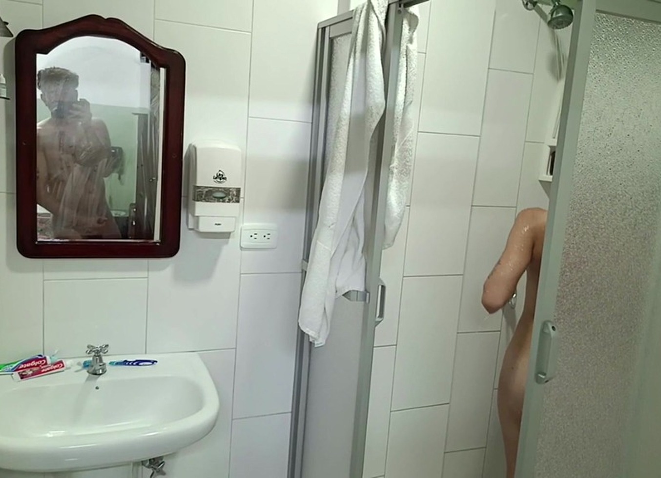 Espio A La Vecina Mientras Se Ducha Y Terminamos Follando
