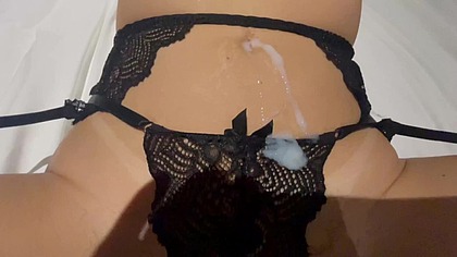 Comendo ela de 4 sujando a lingerie nova dela com minha porra