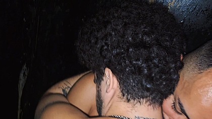 Machos alfas heteros me fezem de putinha na cabine do Sexy.