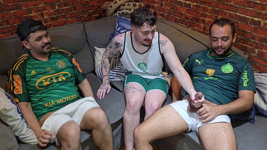 foi assistir a partida de futebol com dois torcedores ativos e tomou pica gostoso no cu. (Kxorrao, Socyal Sem Camisa, Dorn) foi assistir a partida de futebol com dois torcedores ativos e tomou pica gostoso no cu. (Kxorrao, Socyal Sem Camisa, Dorn)