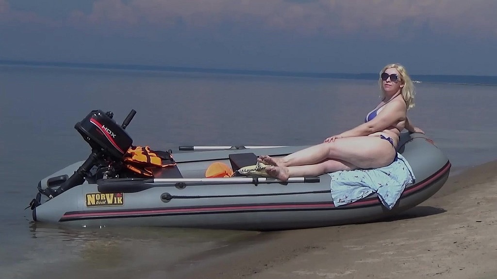 mommy does little pranks on the coast. (RedRoseRus) mommy does little pranks on the coast. (RedRoseRus)