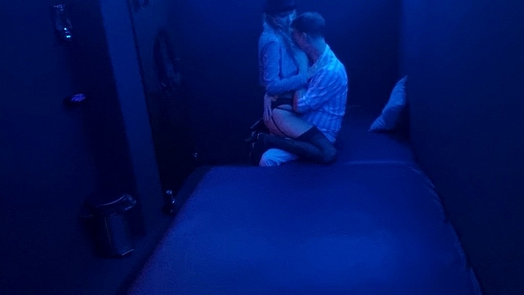 Florane Russell, John Russell: modella bionda scopata in un night club (AnalVids.com) blonde model night club fuck (Florane Russell, John Russell)