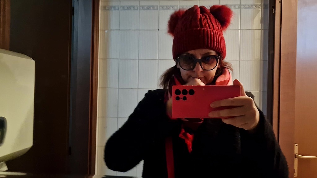 pee in a very cold bathroom early winter day 4k (Nicoletta Embassi) pee in a very cold bathroom early winter day 4k (Nicoletta Embassi)