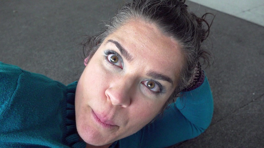 milf warms up her asshole for anal