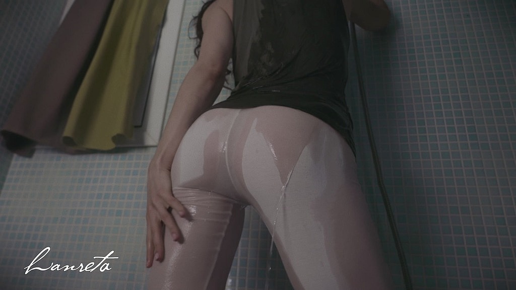 peeing and soaking wet in cotton clothes (Lanreta_) peeing and soaking wet in cotton clothes (Lanreta_)