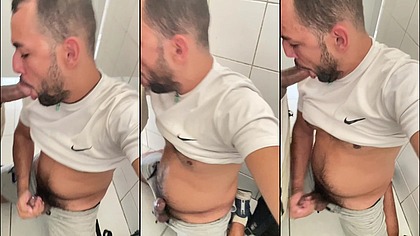 Com gordinho casado no wc do mercado.